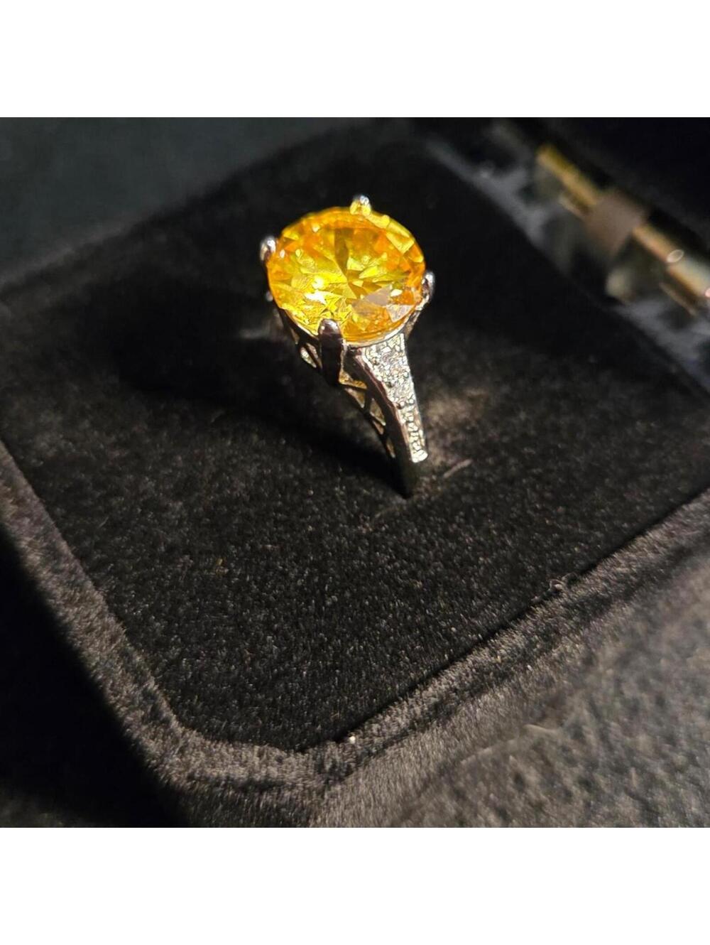 Sterling silver ring featuring a prominent, round-cut yellow gemstone, size 6 - Picture 2 of 5